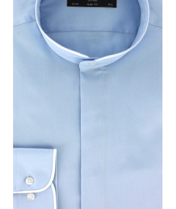 Chemise cintrée bleu ciel col mao biais blanc brillant des détails fins