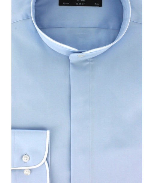 Chemise cintrée bleu ciel col mao biais blanc brillant des détails fins