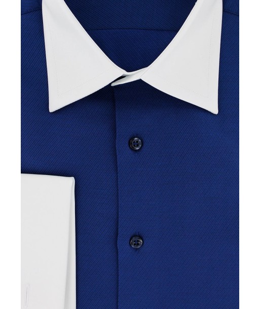 Blue shirt with white collar and French cuffs brillant des détails fins