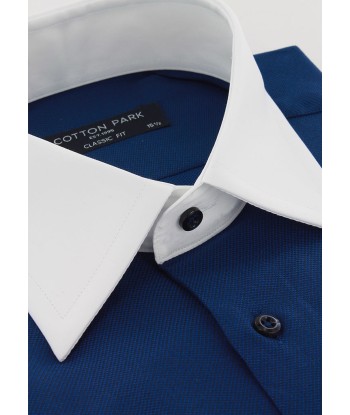 Blue shirt with white collar and French cuffs brillant des détails fins