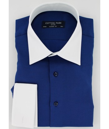 Blue shirt with white collar and French cuffs brillant des détails fins